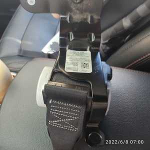 2016 Ford Explorer seat belt is stuck, can't pull the belt out3